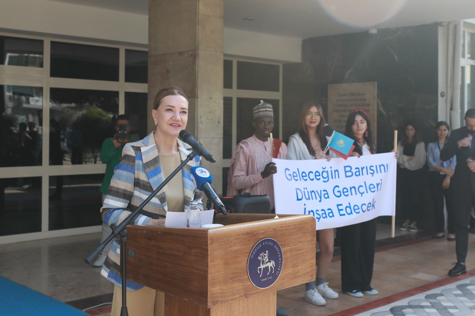 DEÜ'LÜ ÖĞRENCİLER FİLİSTİN İÇİN BARIŞ BALONLARI UÇURDU